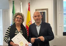 La concejal de Hacienda, Elena Odriozola, y el alcalde de Laredo, Miguel González, posan con el documento económico.