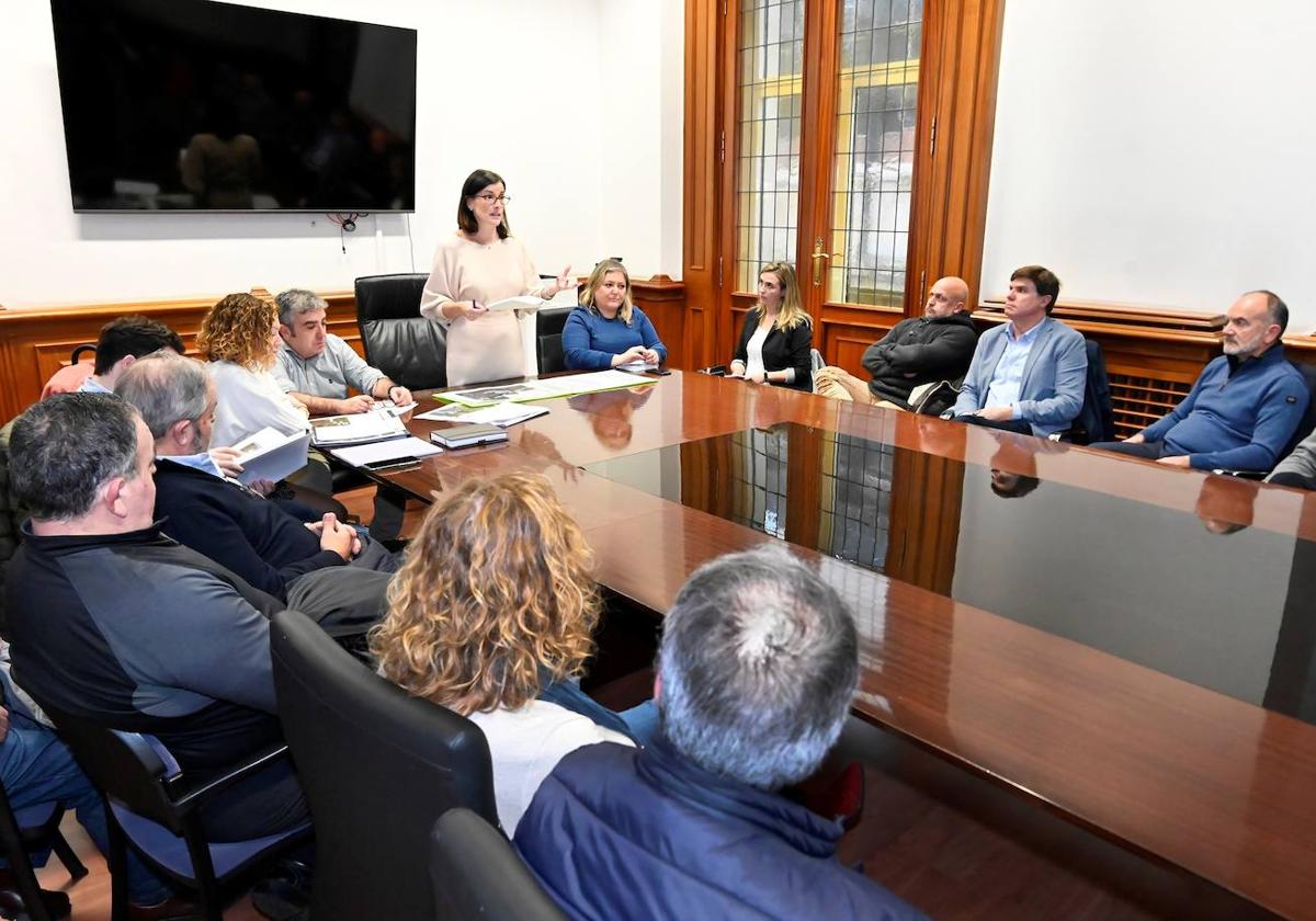 La alcaldesa de Santander, Gema Igual, durante la reunión con los representantes vecinales de la zona de Nueva Montaña.