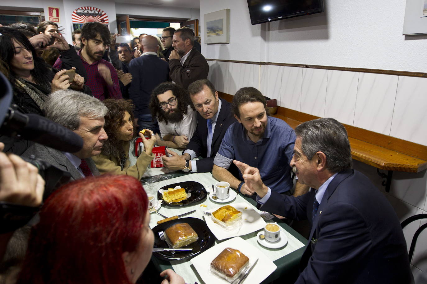 Pablo Iglesias visitó Santander en diciembre de 2015, durante la campaña electoral de las Generales, y Miguel Ángel Revilla le invitó a desayunar sobaos en Peña Herbosa.