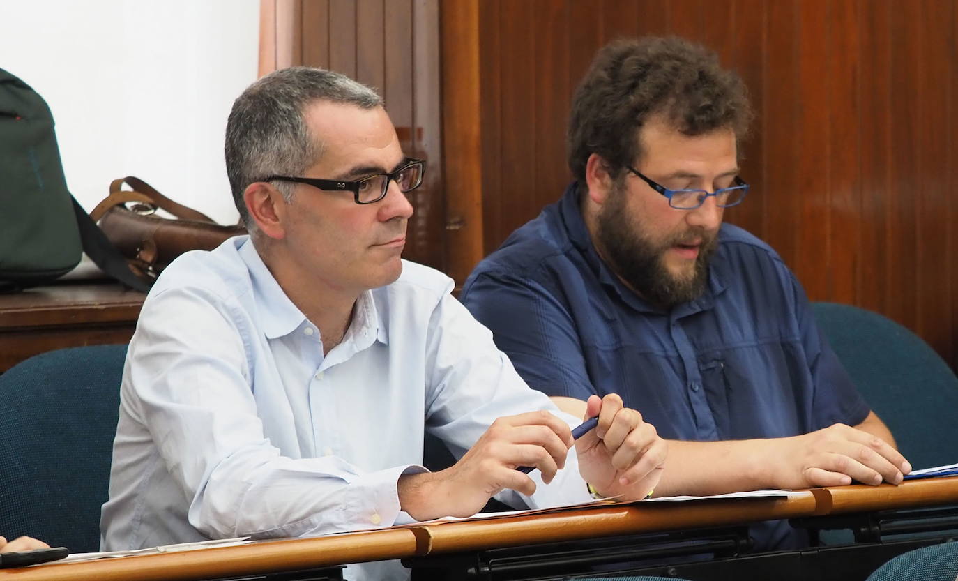 Óscar Mantecón, junto al portavoz de IU en el Ayuntamiento, Miguel Saro, después de su expulsión de Ganemos e integración en el Grupo Mixto en 2016.