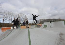 Patinadores practican skate en las pistas de La Lechera.