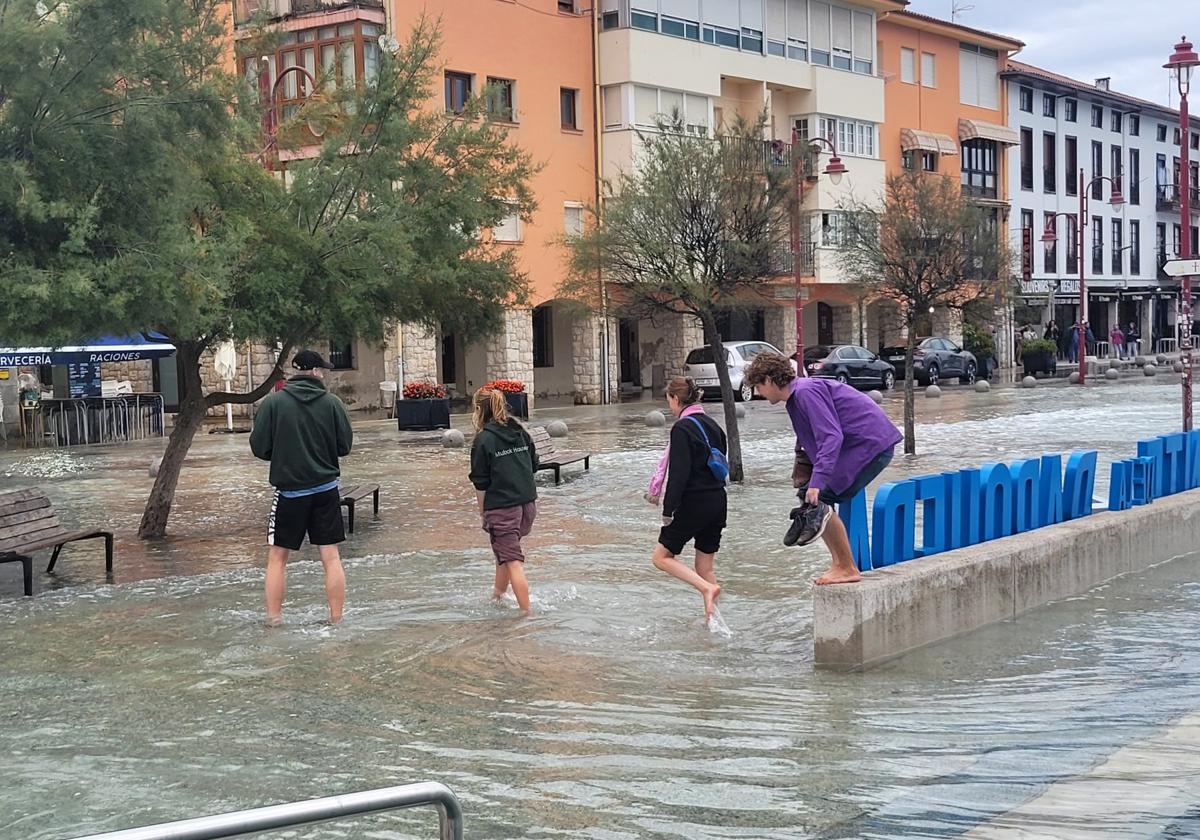 Inundación sufrida el pasado mes de octubre en el paseo marítimo de San Vicente.