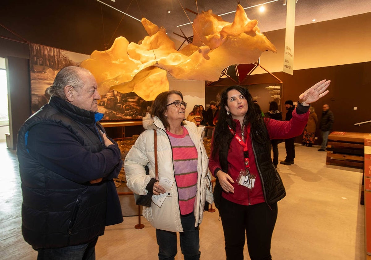 La guía Olga Borbolla explica los contenidos del Centro a Javier Maldonado y Nuria Hernaiz.