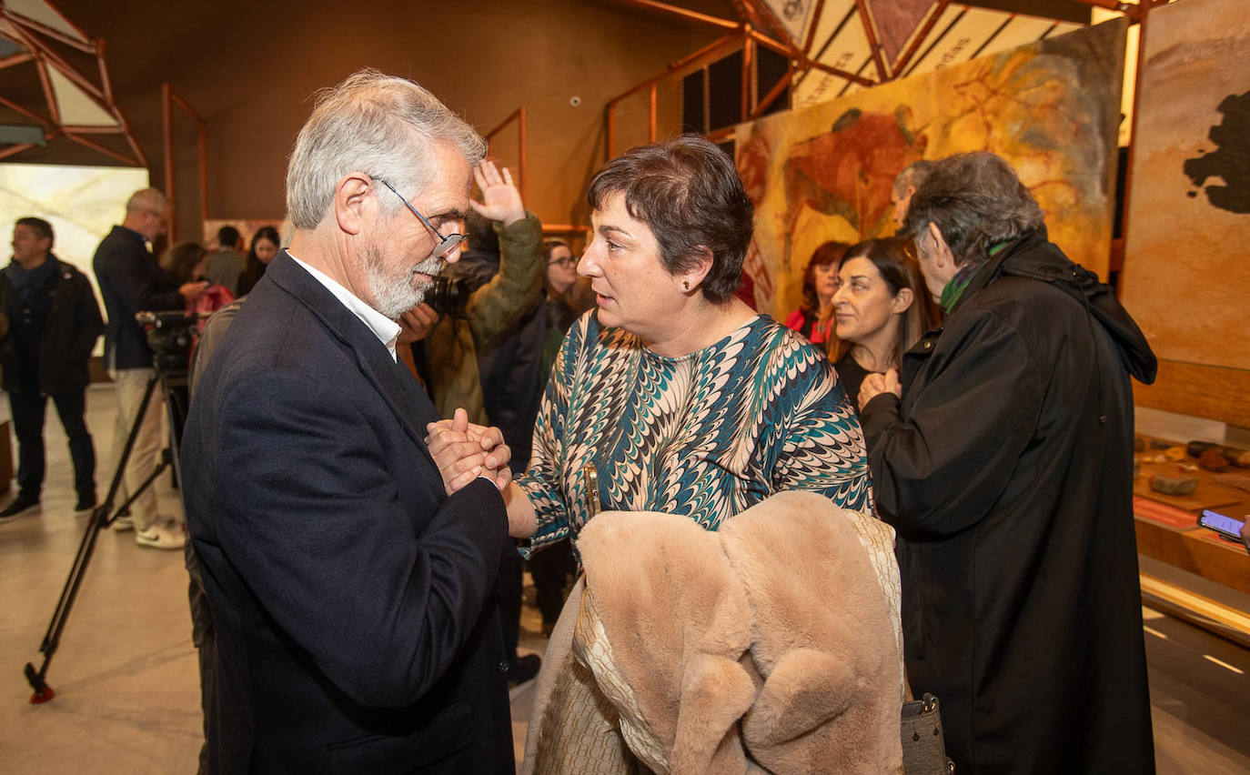 La directora del Museo Nacional y Centro de Investigación de Altamira Pilar Fatás conversa con Pedro Saura, fotógrafo, pintor y catedrático de Bellas Artes, coautor de la réplica de Altamira.