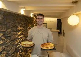 David Fernández con dos tartas de las que hace en La Quesona.
