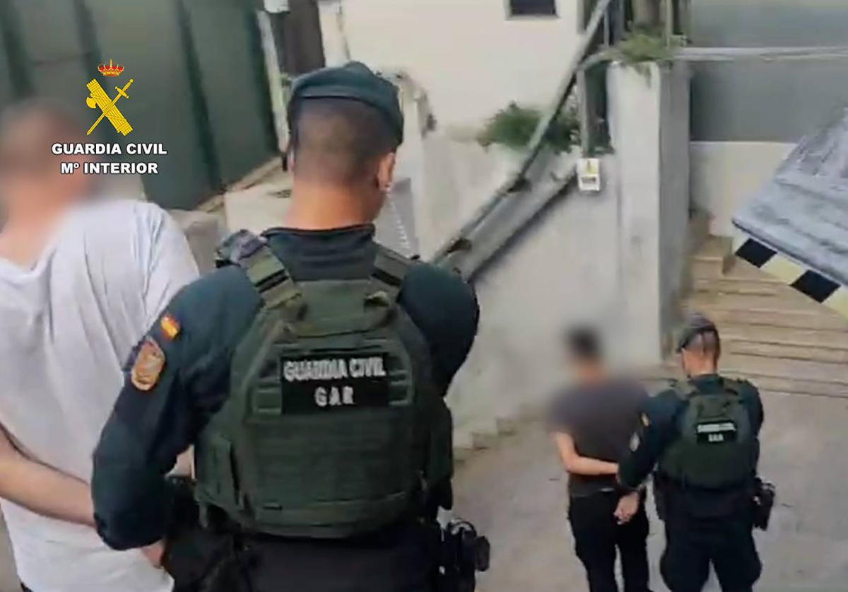 Imagen de la detención por parte de la Guardia Civil.