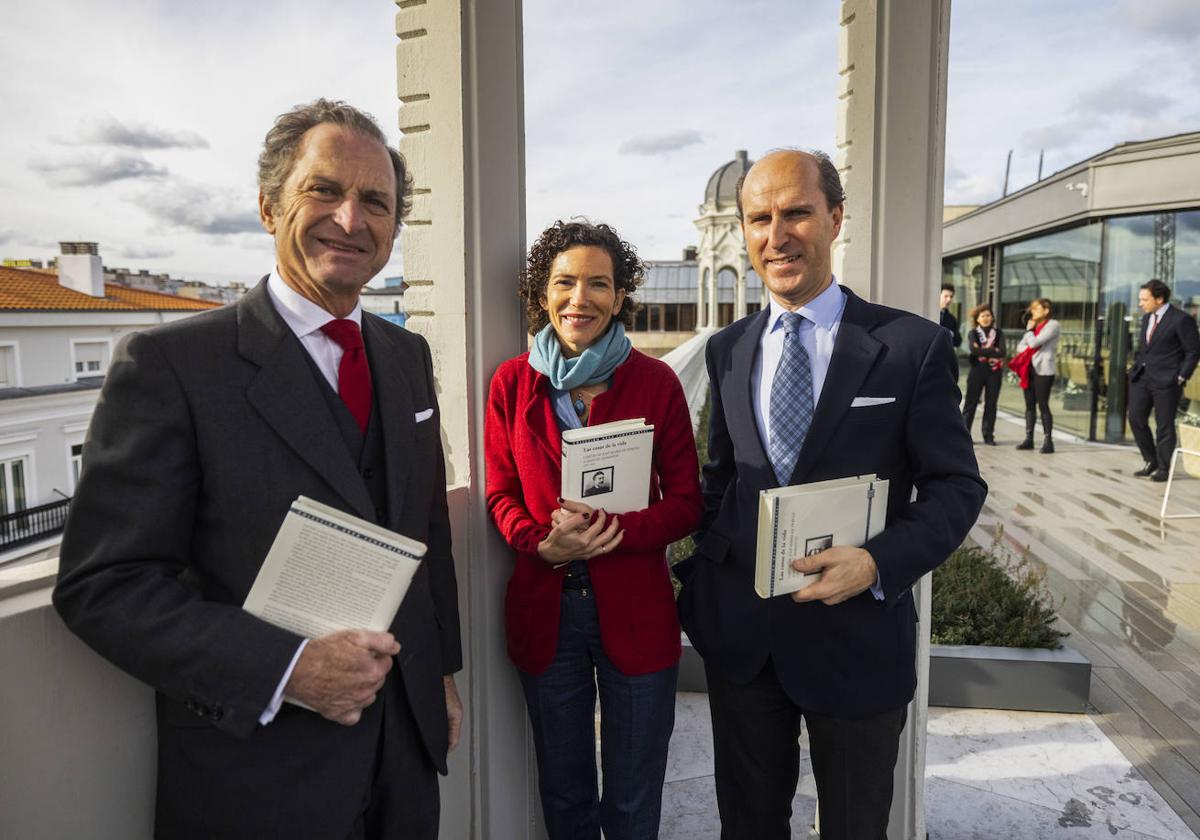 Borja Belsaga, director de la Fundación Banco Santander; Marta Marañón, tataranieta de Manuel Marañón, y Jaime Olmedo, coordinador de la obra que fue presentada en la sede de la Dirección Territorial de Cantabria del Banco Santander.