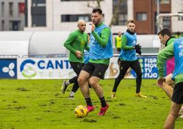 Roko Baturina, junto a Ekain y Peque este martes, duranteel primer entrenamiento en LaAlbericia tras su regreso alRacing.