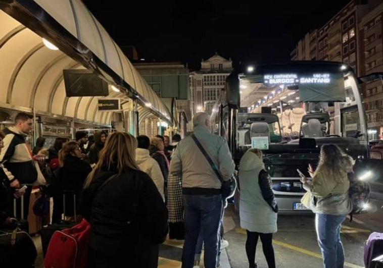 Los pasajeros en la estación de autobús, tras comunicarles el conductor que el servicio estaba cancelado.