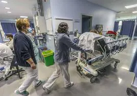 Traslado de una paciente desde una de las zonas de boxes de Urgencias de Valdecilla.