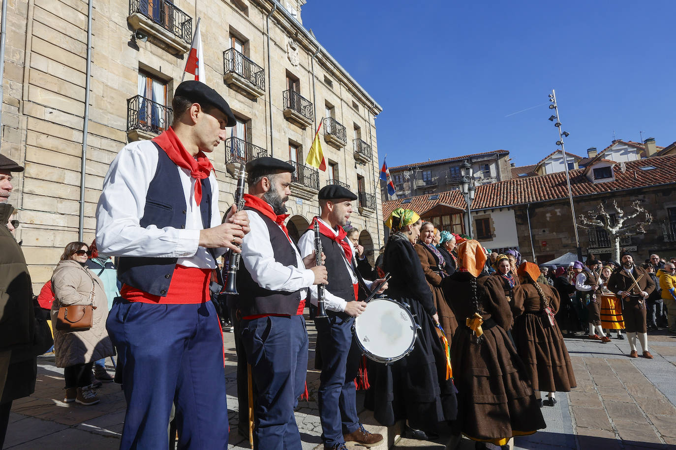 Los piteros del grupo de danzas de San Sebastián y los Piteros del Norte han recorrido las calles repletas de puestos