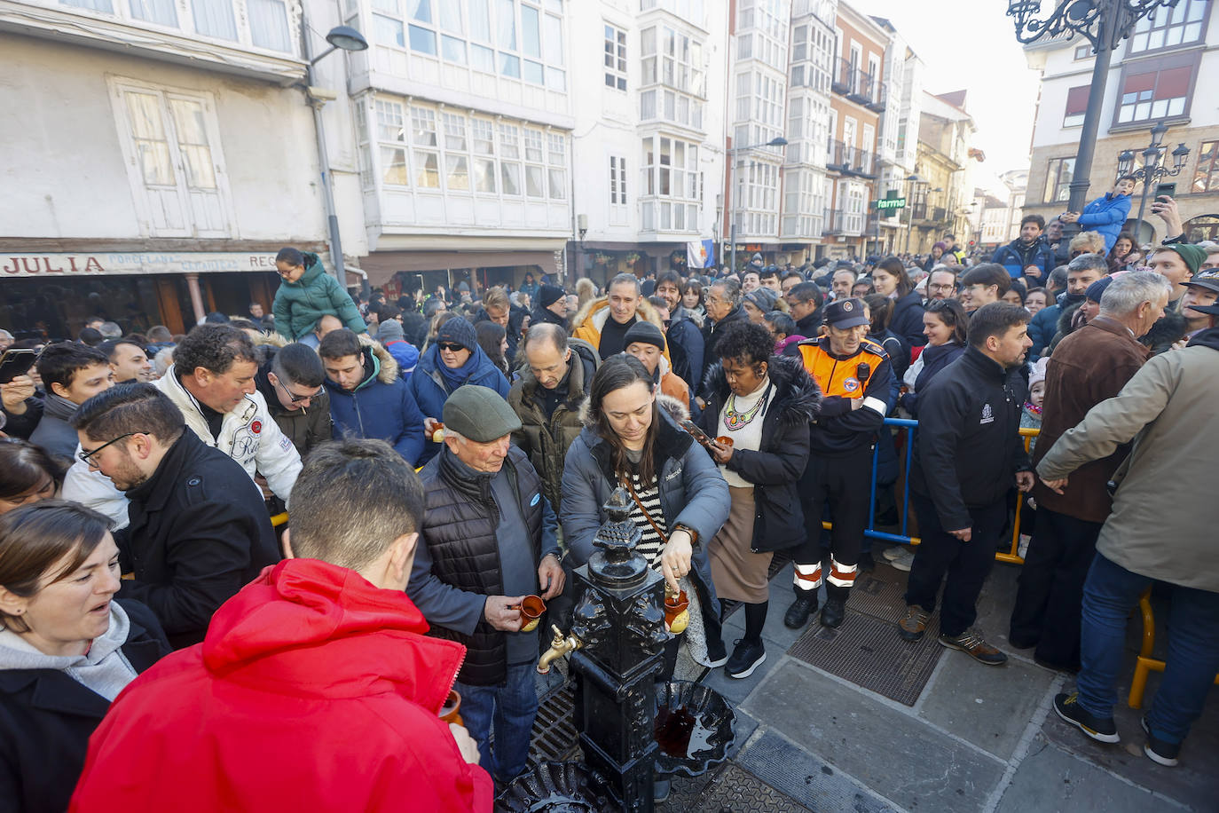 Cientos de personas se congregan en la Plaza de España de Reinosa para ver salir vino de la fuente