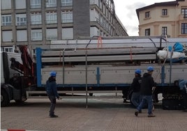 Obreros descargando los materiales el pasado viernes que luego se llevaron.