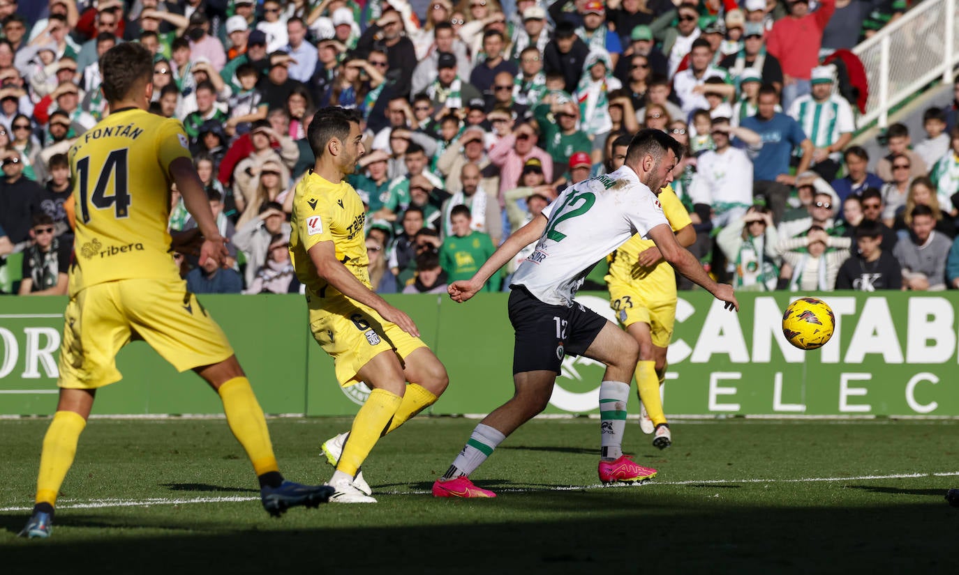 Roko Baturina, que debutó esta temporada con el Racing, trata de controlar el balón. 