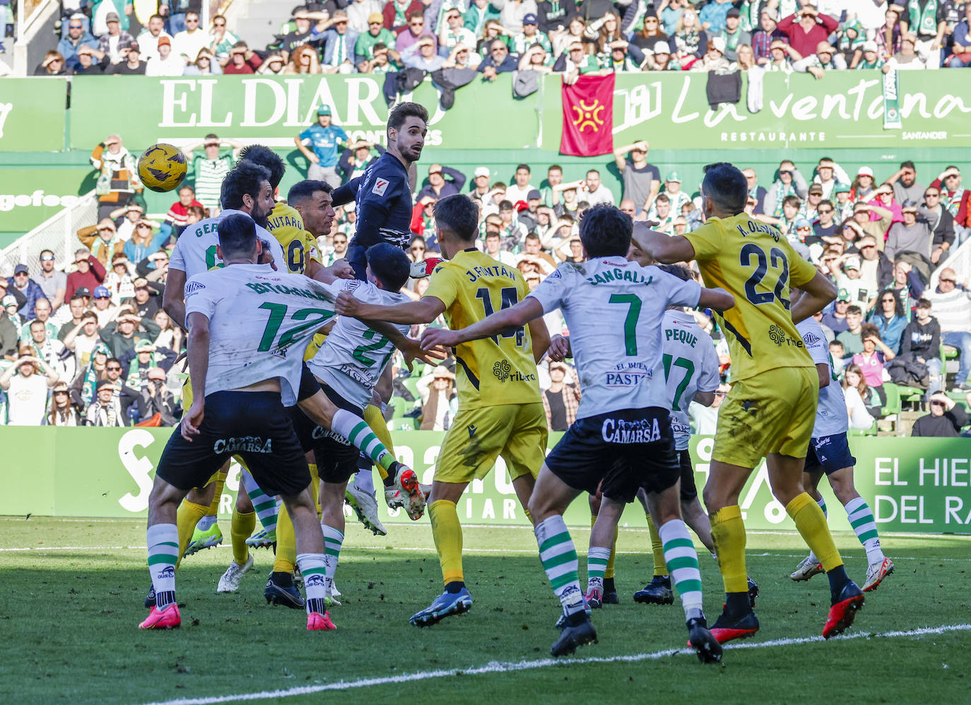 Ezkieta subió a rematar el último córner, pero no llegó a conectar con el balón. 