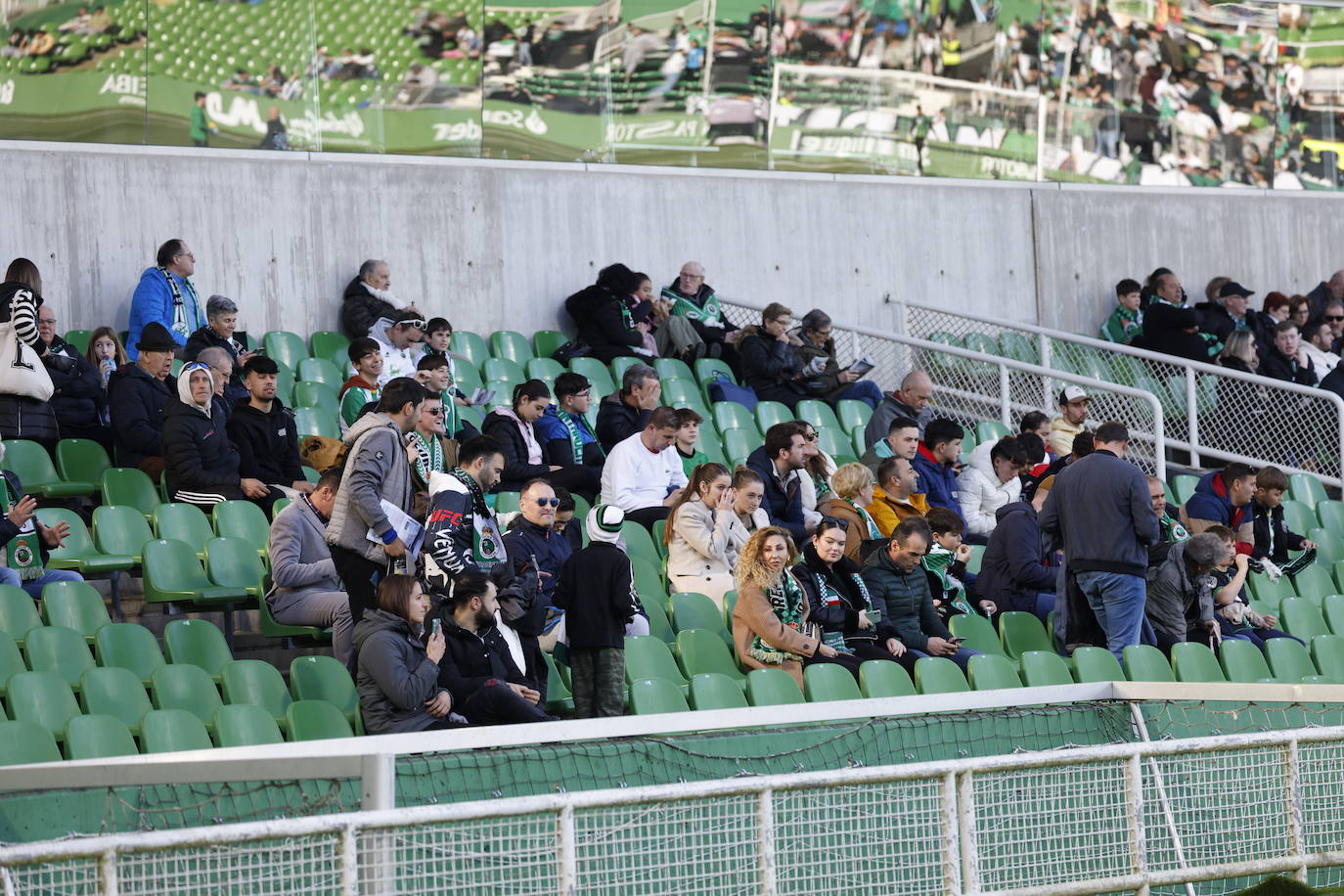 La afición racinguista en Preferencia Oeste, antes del inicio del choque. 