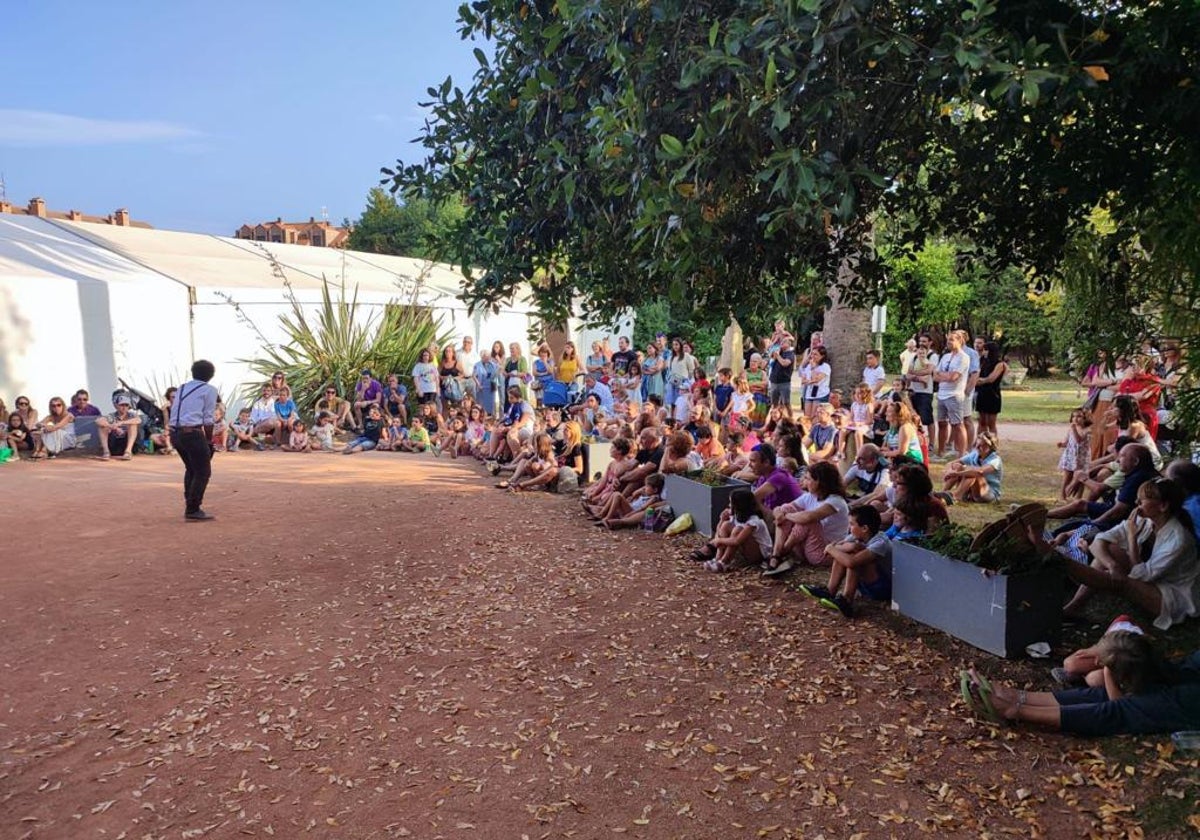 Jardines del Palacio de Albaicín con la carpa que pone puntualmente.