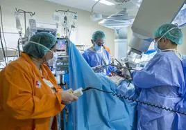 Profesionales del Hospital Valdecilla, durante una intervención quirúrgica.