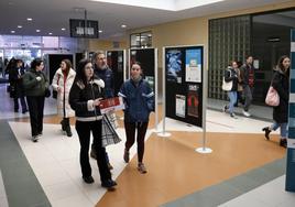 Varios aspirantes a médicos entrando en la Facultad de Ciencias Económicas y Empresariales de la UC en la que se celebró el examen.