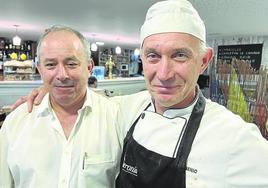 Quique, camarero, y Eugenio Merino, jefe de cocina.