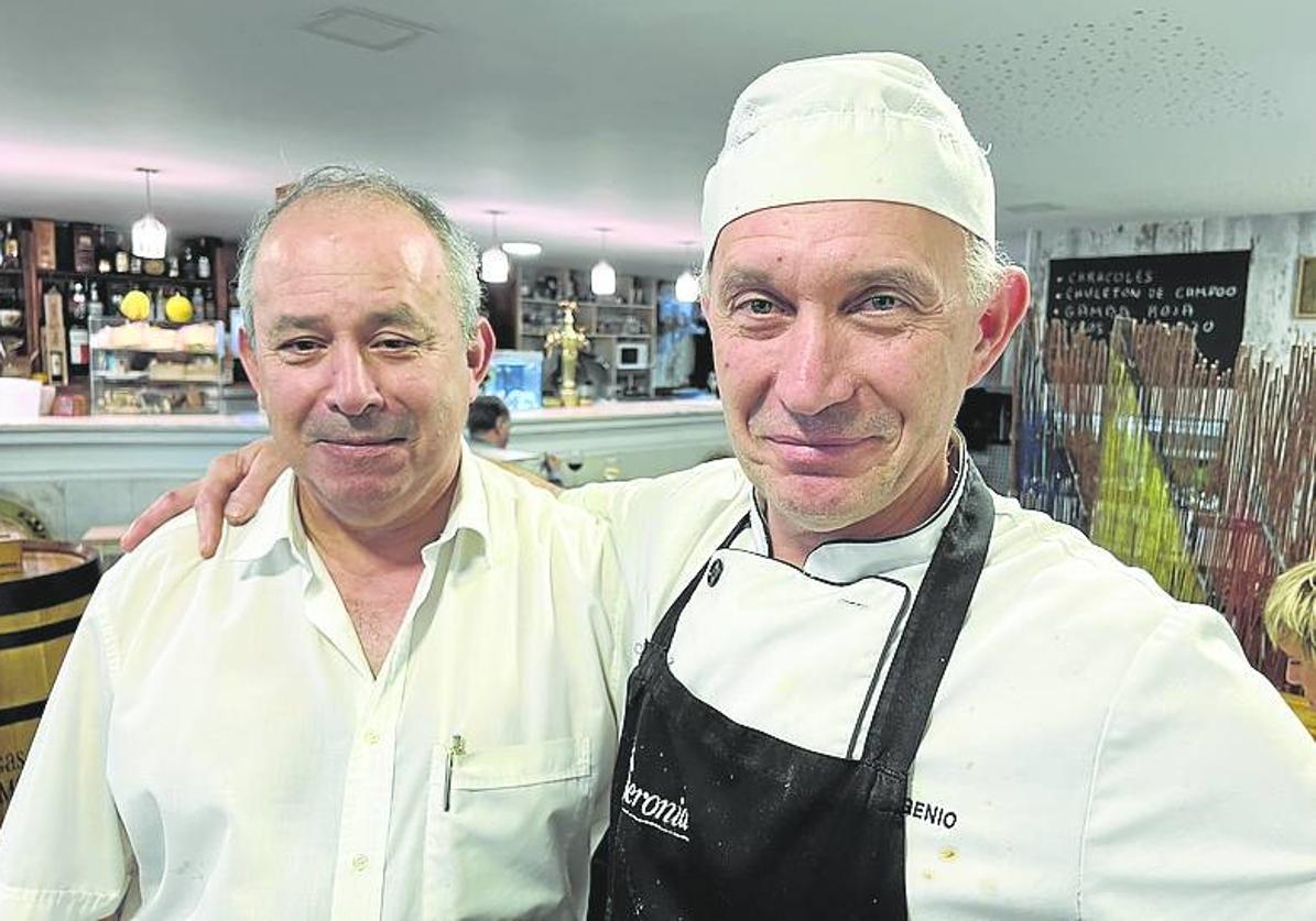 Quique, camarero, y Eugenio Merino, jefe de cocina.