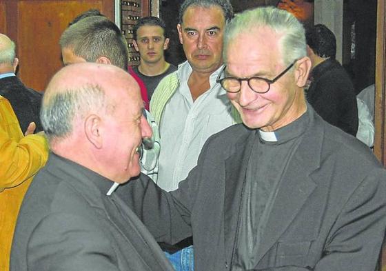 Jesús Amieva, a la derecha, en una imagen de 2008 junto al entonces obispo de Santander, Vicente Jiménez Zamora.