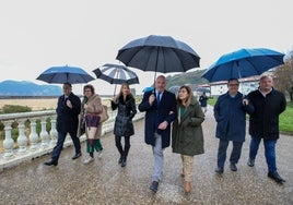 Visita de la presidenta de Cantabria al paseo marítimo de Laredo.