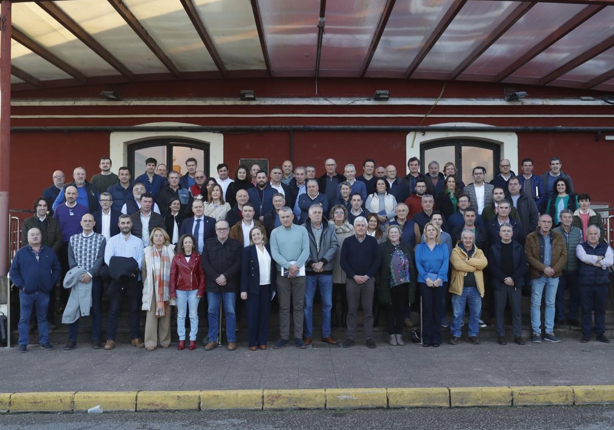 La consejera de Presidencia, Isabel Urrutia, en el centro de la primera fila, junto al presidente de la FMC y el resto de alcaldes y concejales que se acercaron a La Lechera de Torrelavega.