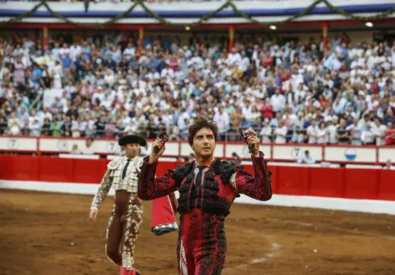 Andrés Roca Rey pasea las dos orejas del sexto toro de la tarde en la corrida celebrada el 25 de julio del año pasado en Santander.