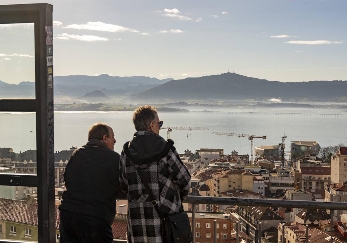 Una pareja contempla la bahía, este martes por la mañana.