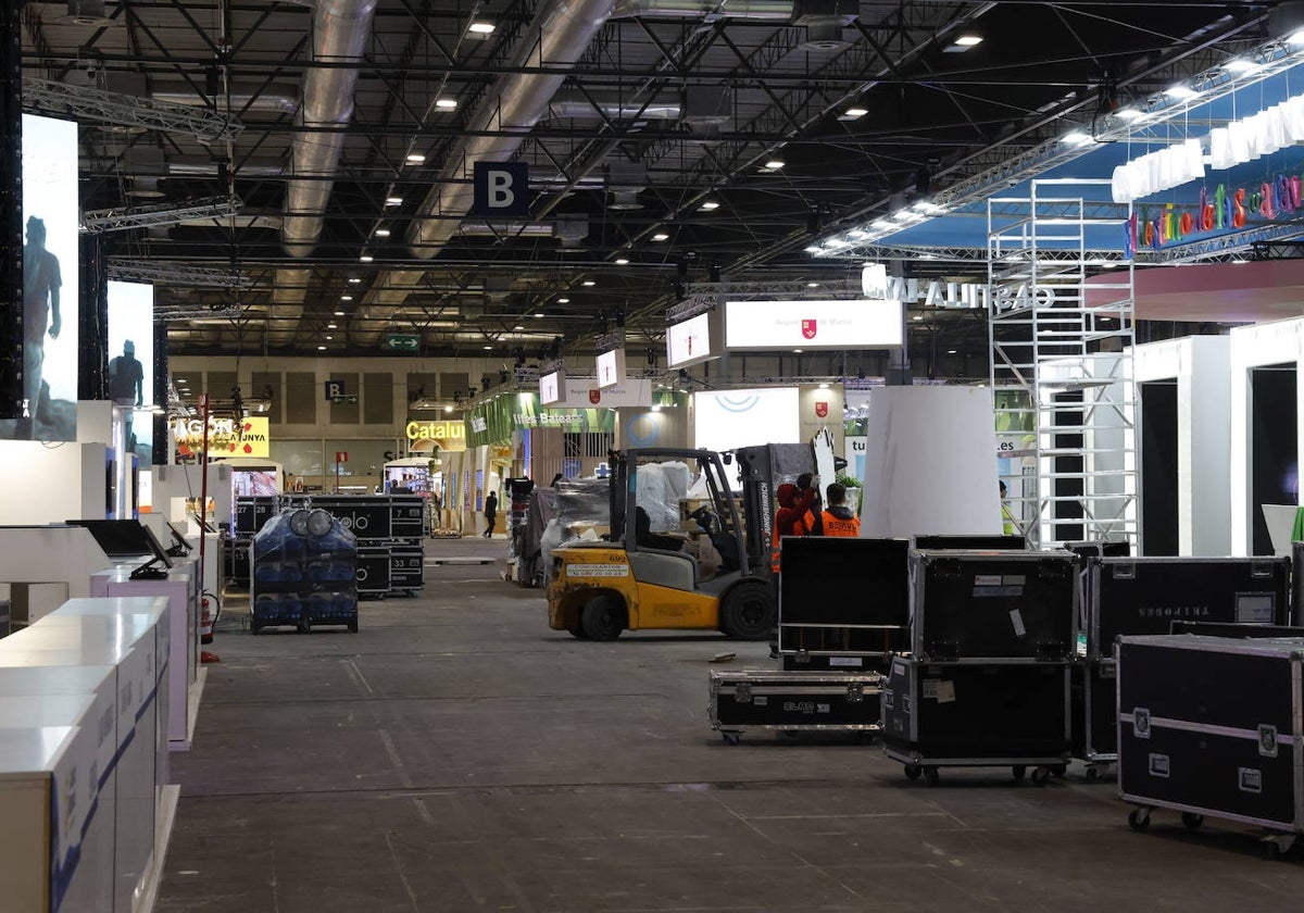 Preparativos, ayer, en los pabellones de Ifema montando los estands para la feria.