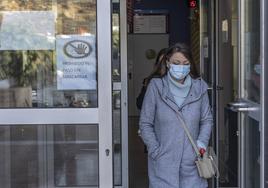 Las infecciones respiratorias caen y la mascarilla deja de ser obligatoria en centros sanitarios