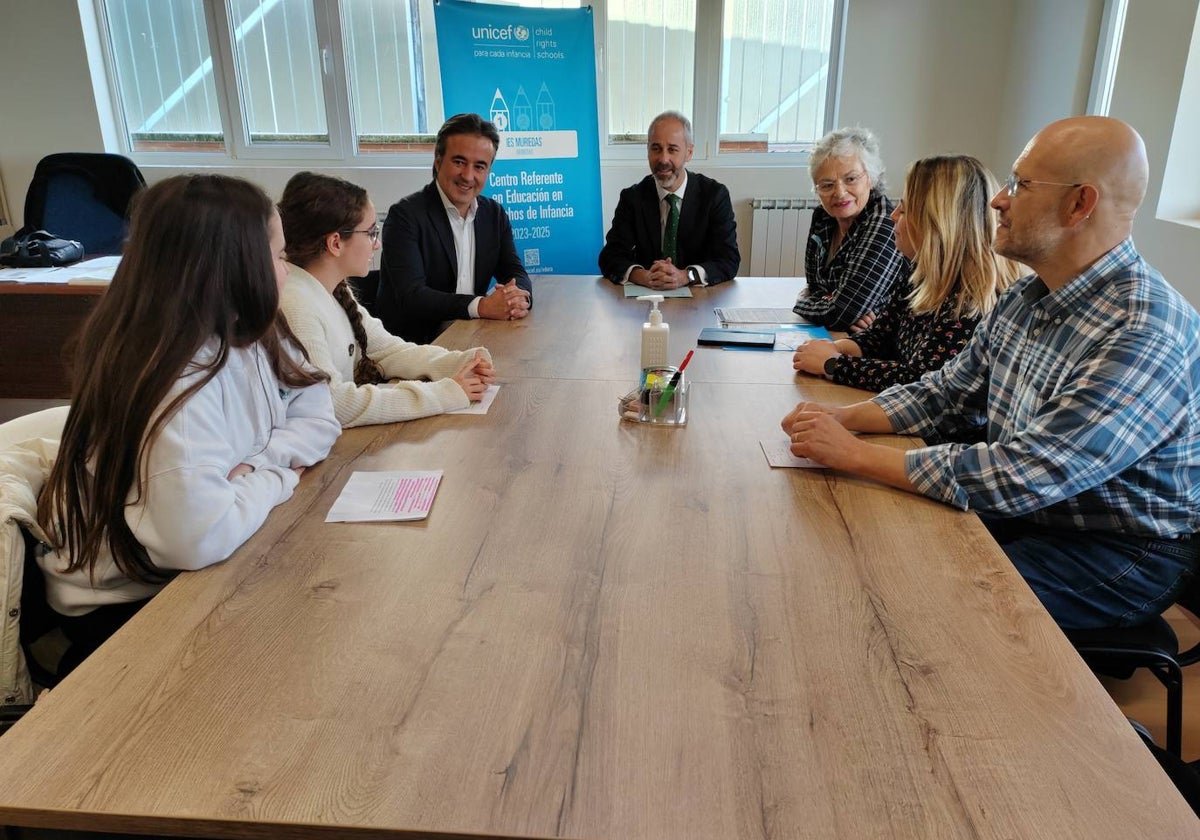 El consejero de Educación, Sergio Silva, reunido este martes con el alcalde, Diego Movellán, y representantes de Unicef y del centro escolar.