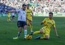 Fontán, del Cartagena, realiza una entrada a Andrés Martín, del Racing.