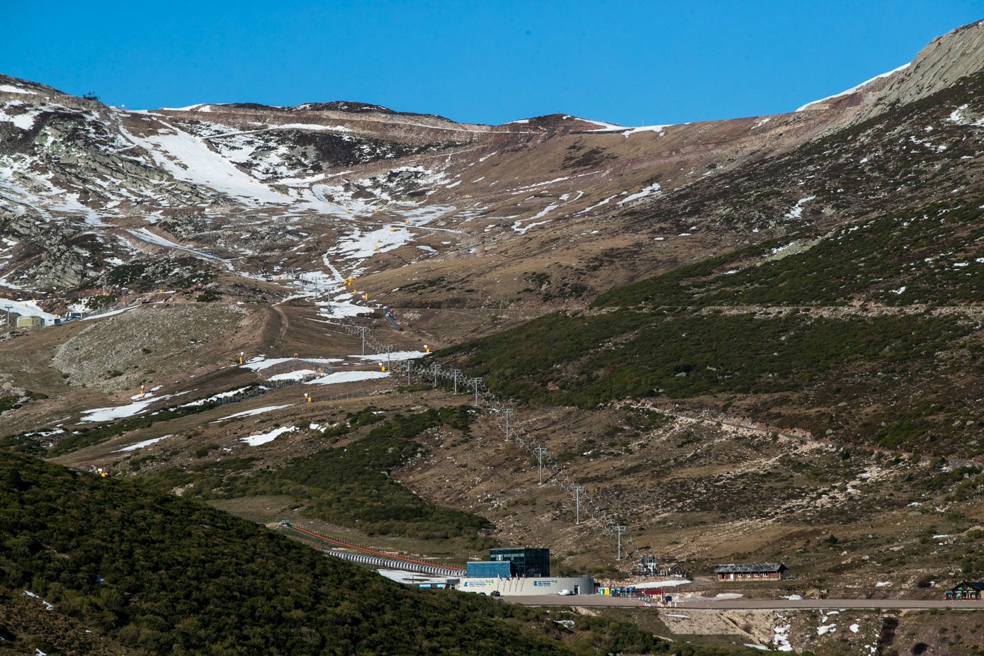 El viento, el sol y las altas temperaturas han barrido la nieve de Alto Campoo.