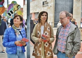 La ex ministra portavoz Isabel Rodríguez junto a Josefina González y Roberto del Val.