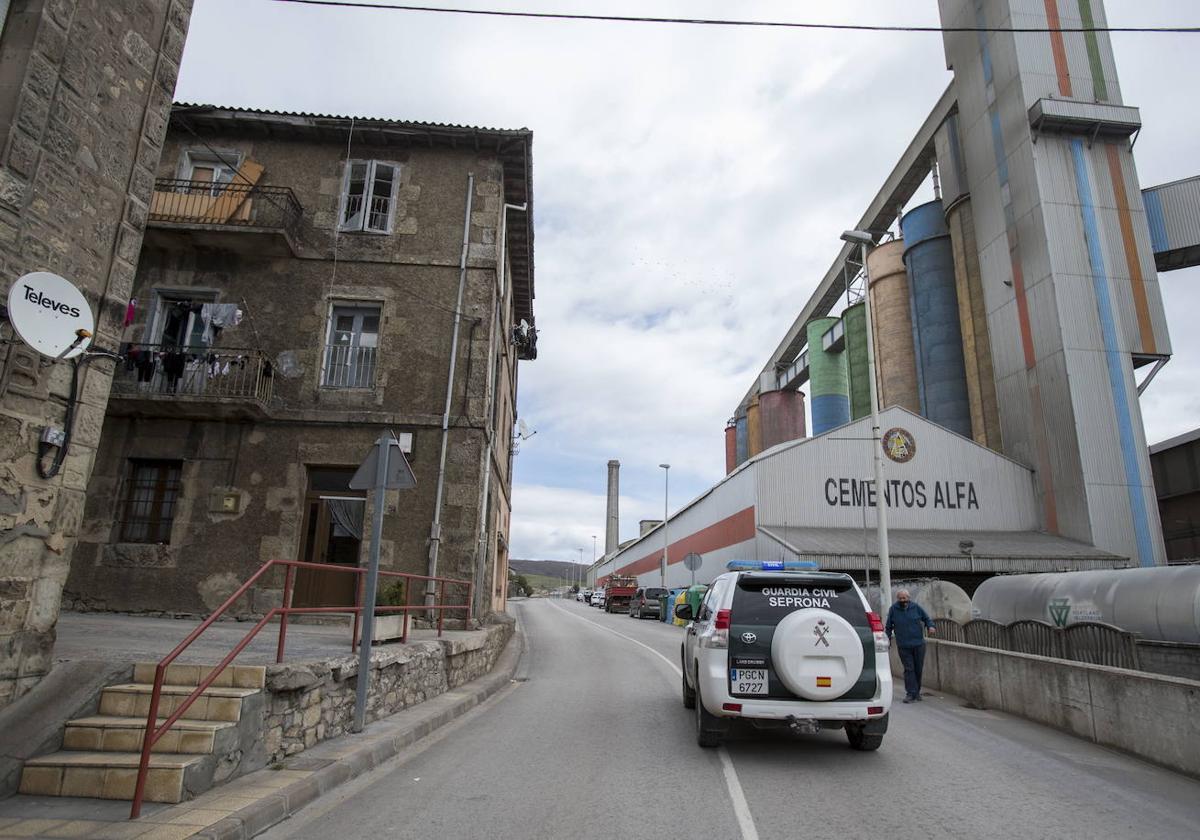 Una patrulla circula por Mataporquera, capital de Valdeolea, el municipio donde más crece el fondo.