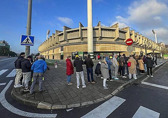 Así estaba la cola esta mañana, a primera hora, en la zona de las taquillas.