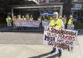 Concentración de mayores en la plaza del Ayuntamiento de Santander.