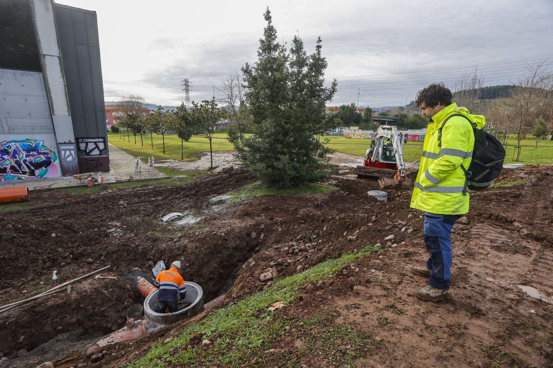 Rafael Bolado supervisa las obras en el entorno del pabellón multiusos de La Lechera.