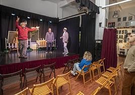 Los integrantes de El Callejón, en el último ensayo previo al estreno de la obra con la que inauguran la sala.