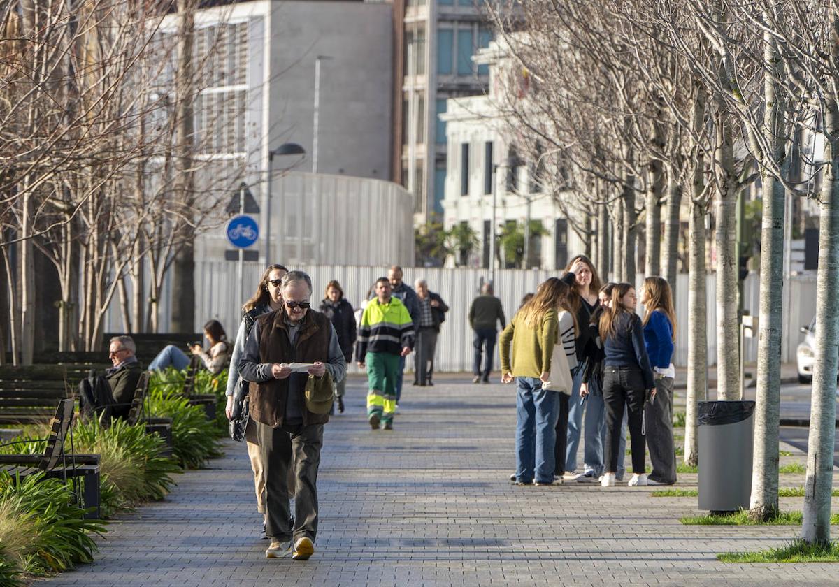 El buen tiempo anima a los ciudadanos a pasear.