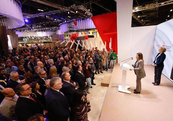 La presidenta de Cantabria, María José Sáenz de Buruaga, durante su intervención en Fitur.