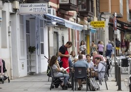Un camarero atiende a los clientes de una terraza en Santander.