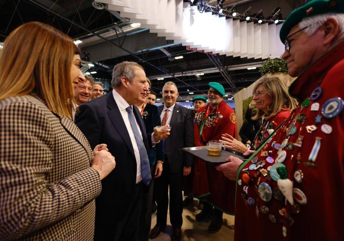 Imagen principal - En la imagen superior el ministro de Turismo prueba un Te del Puerto. Abajo la alcaldesa de Santander con miembros de la Cofradía del =rujo y la presidenta de Cantabria junto a Alberto Númez Feijóo