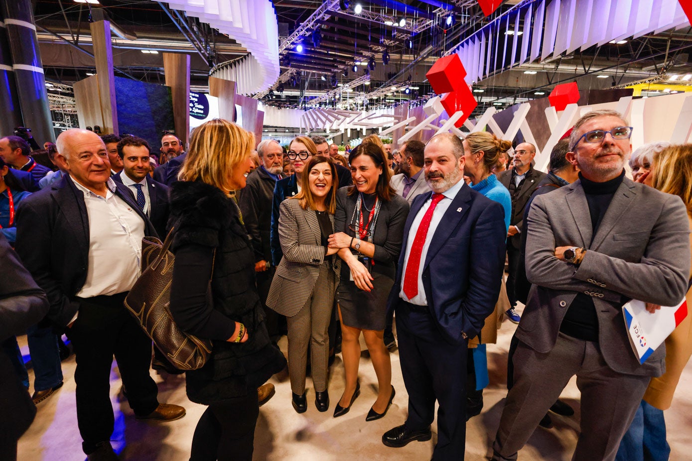 La presidenta, María José Sáenz de Buruaga, y la alcaldesa de Santander, Gema Igual, junto a Rubén Calderón, rector de Unealtántico. En la imagen también Eva Fernández Cobo, presidenta de las Mujeres Empresarias, César Díaz y Julian Vélez, jefe de gabinete de Pablo Palencia