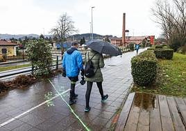 Vecinos caminan por el futuro trazado del desvío del tren, en el entorno de La Lechera, esta semana, en Torrelavega.