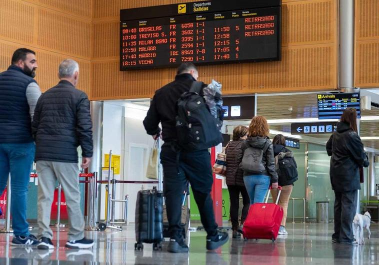 La actividad del aeropuerto cántabro se ha visto muy afectada por la densa niebla.