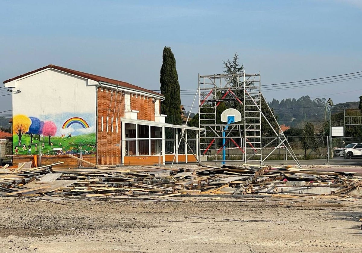 Estado en el que ha quedado el pabellón de Escobedo tras la decisión municipal de derrumbar la estructura por el desplome de parte de la cubierta.