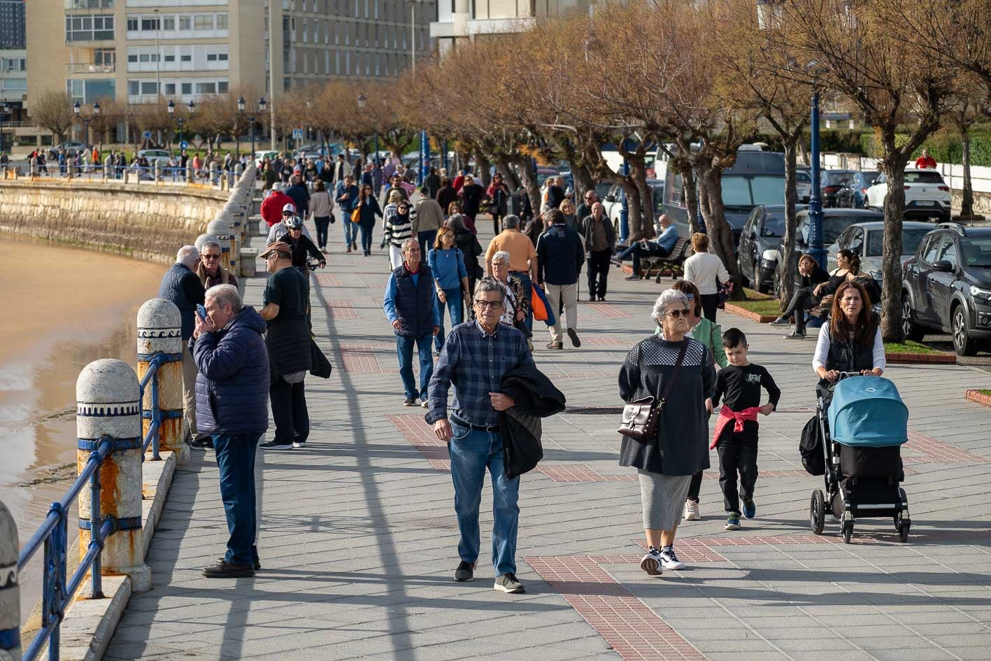 Los paseos de la capital cántabra, atestados de gente.